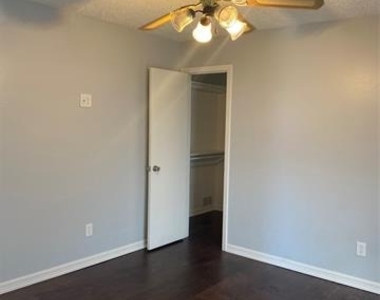 6005 Black Berry Drive - Photo Thumbnail 18