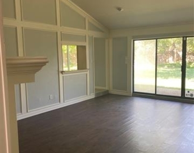 6005 Black Berry Drive - Photo Thumbnail 4