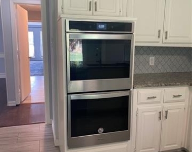 6005 Black Berry Drive - Photo Thumbnail 8