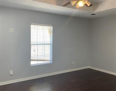 6005 Black Berry Drive - Photo Thumbnail 10