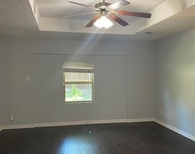 6005 Black Berry Drive - Photo Thumbnail 14