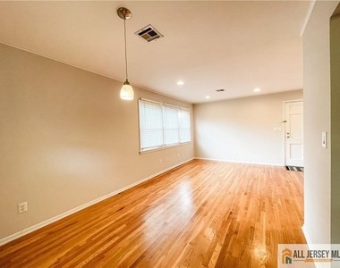 2105 Saint Georges Avenue - Photo Thumbnail 4