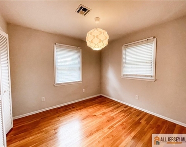 2105 Saint Georges Avenue - Photo Thumbnail 9