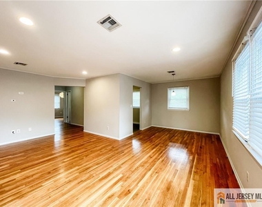 2105 Saint Georges Avenue - Photo Thumbnail 2