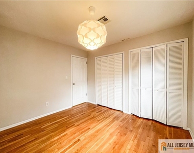 2105 Saint Georges Avenue - Photo Thumbnail 10