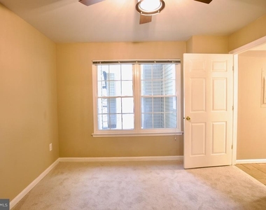 913 Hillside Lake Terrace - Photo Thumbnail 10