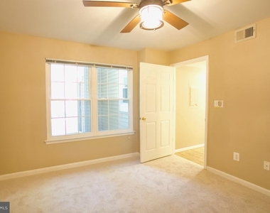 913 Hillside Lake Terrace - Photo Thumbnail 11