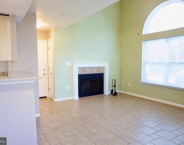 913 Hillside Lake Terrace - Photo Thumbnail 5