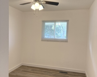 533 Redwood Road - Photo Thumbnail 11
