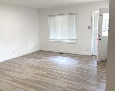 533 Redwood Road - Photo Thumbnail 5
