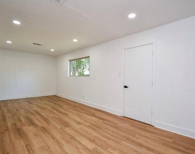 6834 Saint Augustine Street - Photo Thumbnail 7