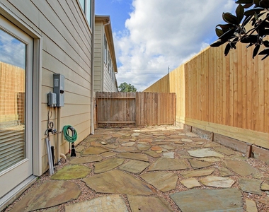 3830 Centerplaza Drive - Photo Thumbnail 10