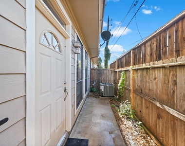 2406 Calumet Street - Photo Thumbnail 27