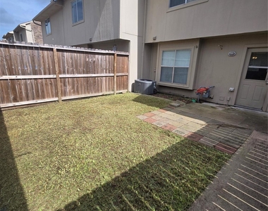 938 Birnham Woods Boulevard - Photo Thumbnail 10