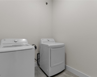 1134 Cumming Street E - Photo Thumbnail 22