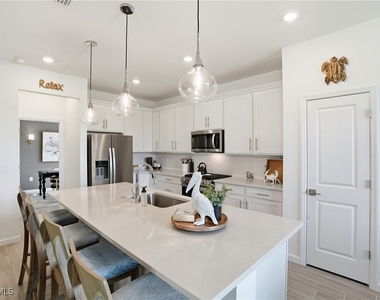 1657 Serena Avenue - Photo Thumbnail 7