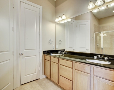 3824 Centerplaza Drive - Photo Thumbnail 7