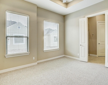 3824 Centerplaza Drive - Photo Thumbnail 6
