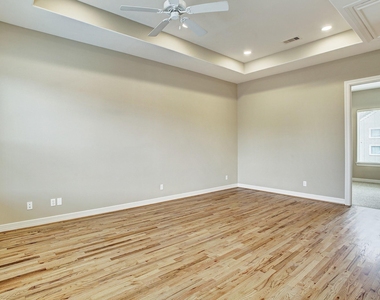 3824 Centerplaza Drive - Photo Thumbnail 2