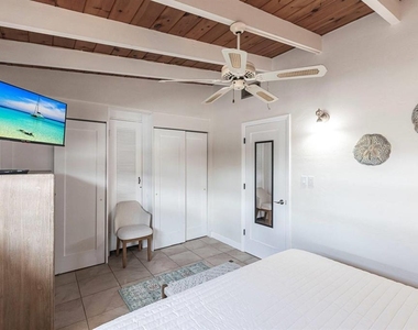 6006 Midnight Pass Road - Photo Thumbnail 10