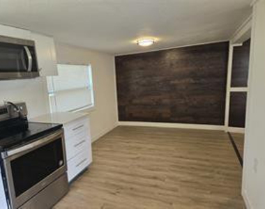 736 Nw 3rd Avenue - Photo Thumbnail 3