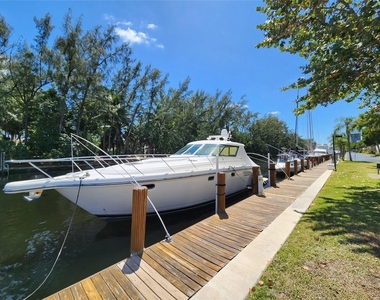 6437 Bay Club Drive - Photo Thumbnail 13