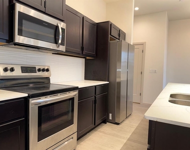 575 S Fretz Avenue - Photo Thumbnail 6
