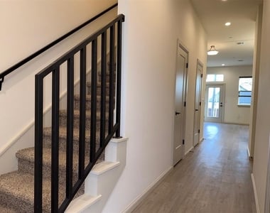 575 S Fretz Avenue - Photo Thumbnail 8