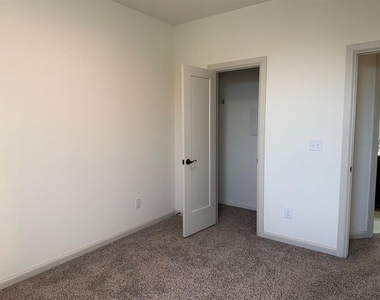 575 S Fretz Avenue - Photo Thumbnail 10