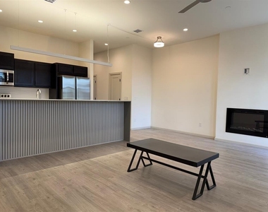 575 S Fretz Avenue - Photo Thumbnail 3