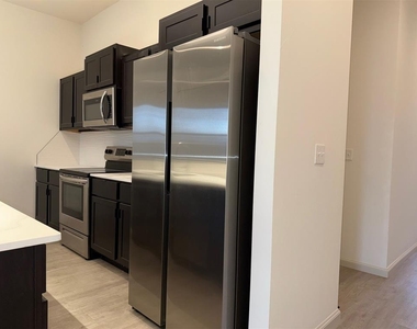 575 S Fretz Avenue - Photo Thumbnail 7