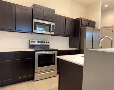 575 S Fretz Avenue - Photo Thumbnail 5