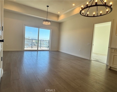 1598 Long Beach - Photo Thumbnail 2