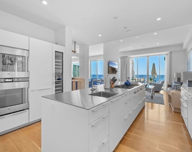 24380 Malibu Road - Photo Thumbnail 14