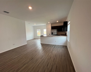 415 Halfmoon Dr - Photo Thumbnail 2
