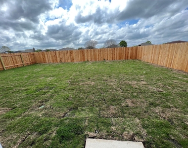 415 Halfmoon Dr - Photo Thumbnail 12