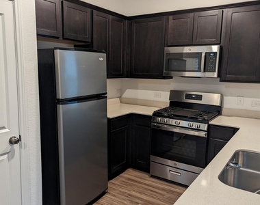 415 Halfmoon Dr - Photo Thumbnail 4
