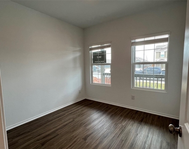 415 Halfmoon Dr - Photo Thumbnail 9