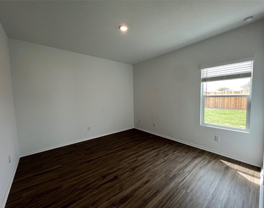 415 Halfmoon Dr - Photo Thumbnail 5