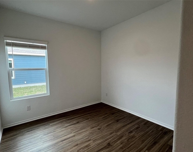 415 Halfmoon Dr - Photo Thumbnail 8