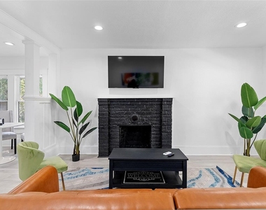 412 E Harwood Street - Photo Thumbnail 3