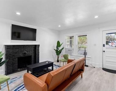 412 E Harwood Street - Photo Thumbnail 5