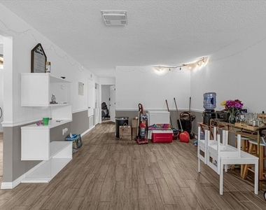 1267 Woodman Way - Photo Thumbnail 6