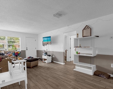 1267 Woodman Way - Photo Thumbnail 5