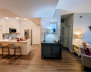 200 4th Avenue S - Photo Thumbnail 3