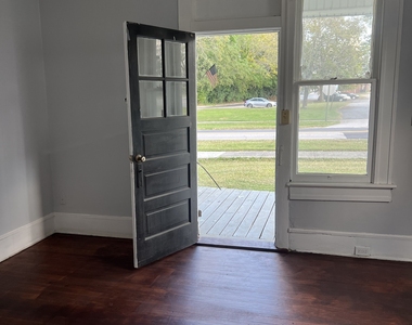 92 Woodlawn Avenue - Photo Thumbnail 2