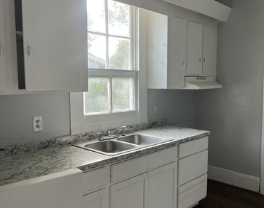 92 Woodlawn Avenue - Photo Thumbnail 5