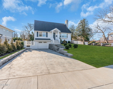 723 Pitney Drive - Photo Thumbnail 4
