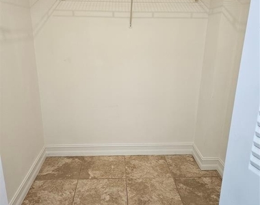 5583 Courtyard Drive - Photo Thumbnail 9