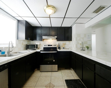 1920 N Congress Avenue - Photo Thumbnail 3